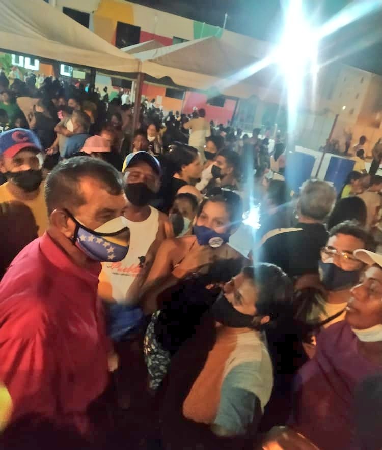 VamosconAlexisT's tweet photo. #8Ago Masiva participación, aún después de las 8pm los electores siguen activos para ejercer su voto. 

🗣 Así es...¡Sólo el pueblo salva al pueblo! 💛💙❤

⬇️
#EpaPSUV2021 
#AlexisToledo https://t.co/HO1yxzaL7k