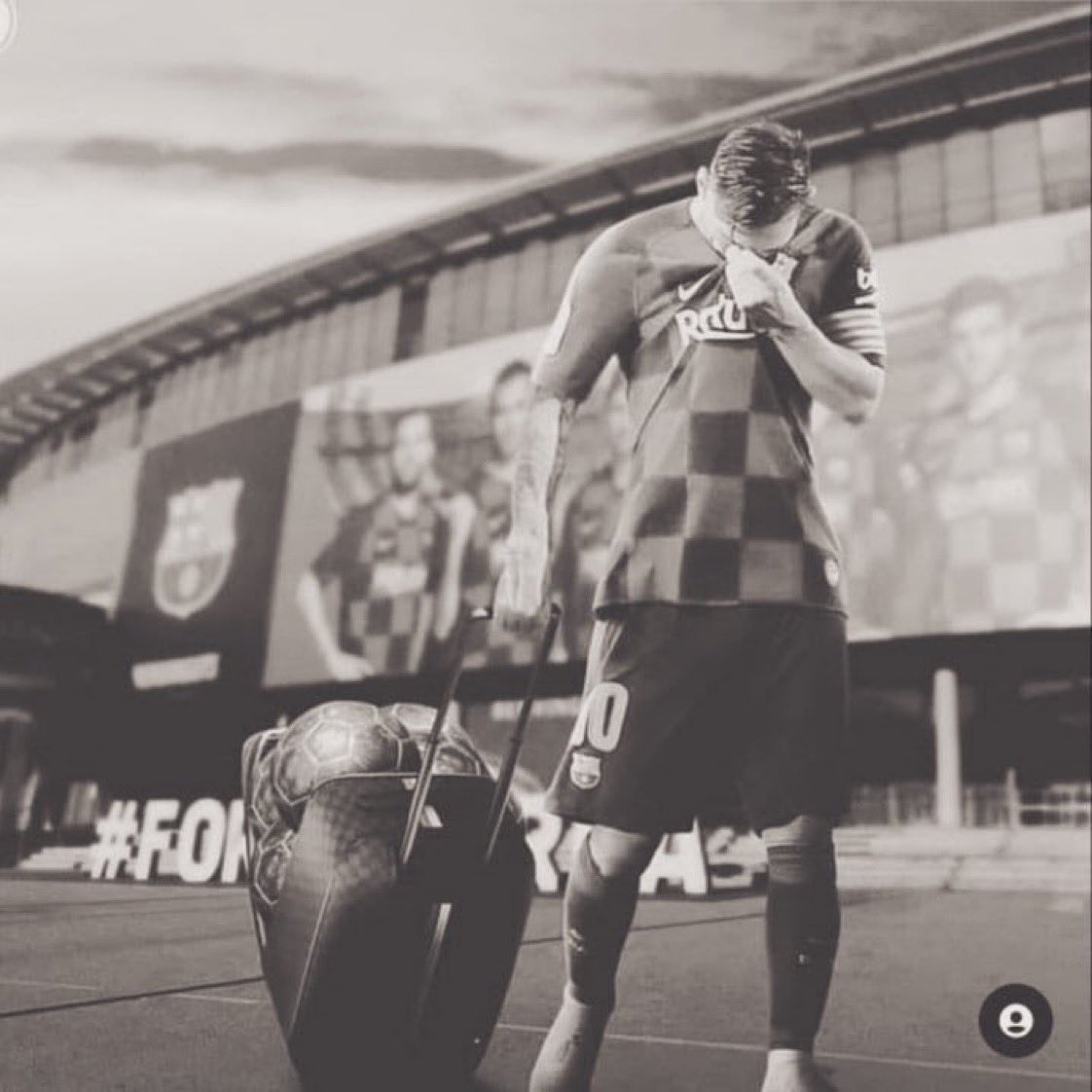 لاتسأل الدارَ عمن كان يسكنها
الباب يخبرُ ان القوم قد رحلوا . 

#ميسي_يغادر_برشلونة