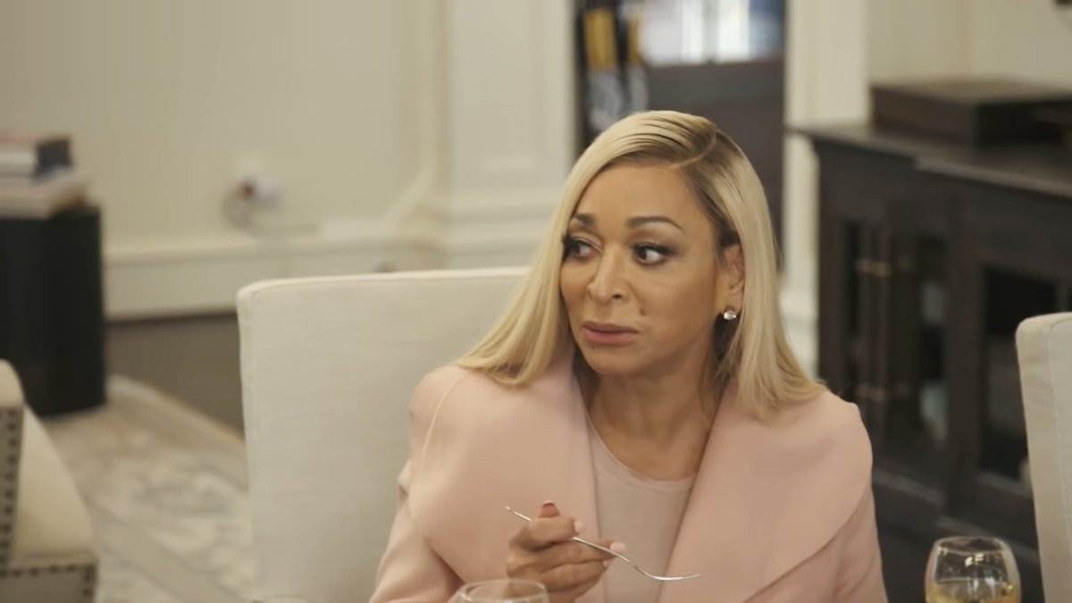 housewifegifs's tweet image. “Are you talking to me?”

LMAO Karen is a LEGEND #RHOP
