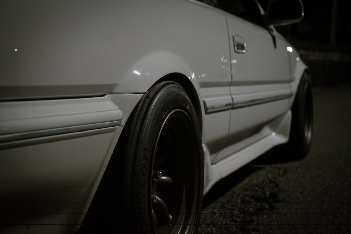 OfR34's tweet photo. ワンオフでフェンダー作ってもらいました！(自分で叩き出してボコボコだった)

純正はプレスライン入ってますが広げてそれに合わせてバンパーも加工

錆も処理してもらめっちゃ綺麗 https://t.co/A8Dw9DxAGS