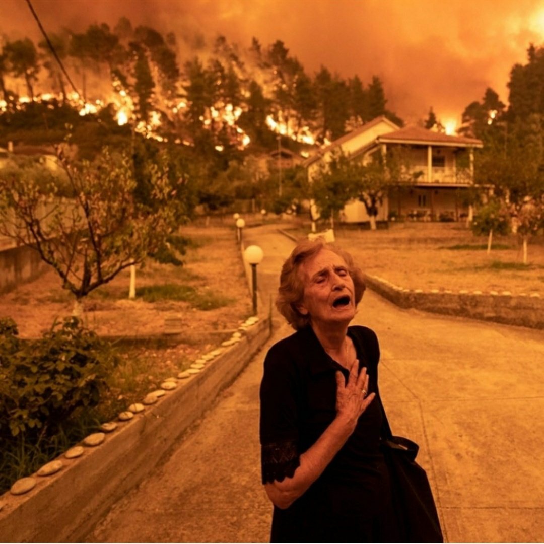 IriniMandilara's tweet photo. Anger and sadness. 81-year-old Panagiota Ritsopi sees the fire approaching her house in Gouves, Evia island, Greece (Photo: Konstantinos Tsakalidis)
#PrayForGreece #Greece https://t.co/79ykAL0Gf6