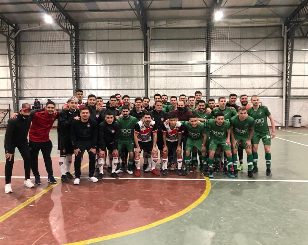 📸 En la previa de <a href="/CaballitoJrsOK/">Caballito Juniors</a> y <a href="/Chacaritafutsal/">Chacarita Futsal</a>, dirigentes del Verde le regalaron a <a href="/LeaCuzzo/">Lea Cuzzo</a> 🇦🇷 la camiseta del club de sus amores. 
🔜 Además, los jugadores del Funebrero se sumaron al homenaje y también posaron con el campeón del mundo 🏆⚽🌎