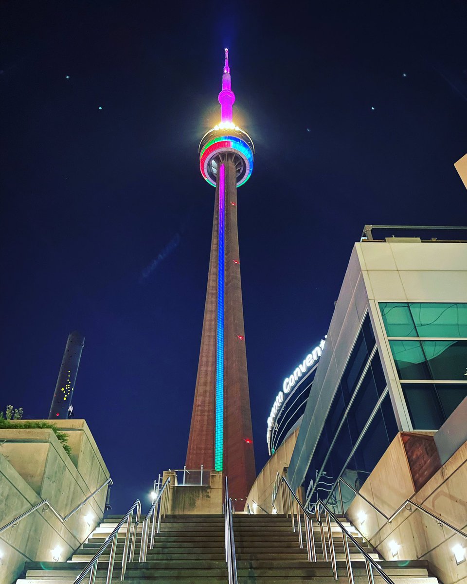 LisaJayneIrvine's tweet photo. Refueling and filling the artist’s well… night time in Toronto…. #cntower #torontolife #torontoatnight #bluejays #datenight https://t.co/jUUNW9NoGx
