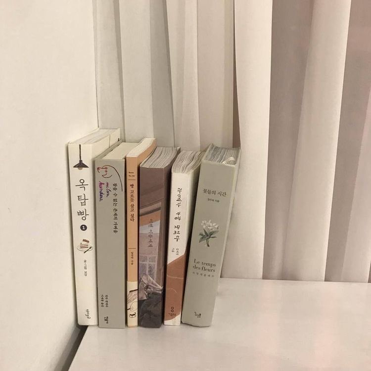 hopeworldxoxo's tweet photo. hello #studytwt #notiontwt #langtwt !! im lee 💌 

♡ she/her ✟

♡ literature &amp; linguistics major

♡ learning mandarin, korean, &amp; german

♡ i like art , kpop , studio ghibli films , tea , nature , journaling , making playlists , learning new things , lofi music : ) https://t.co/oq9kbFH6Sw
