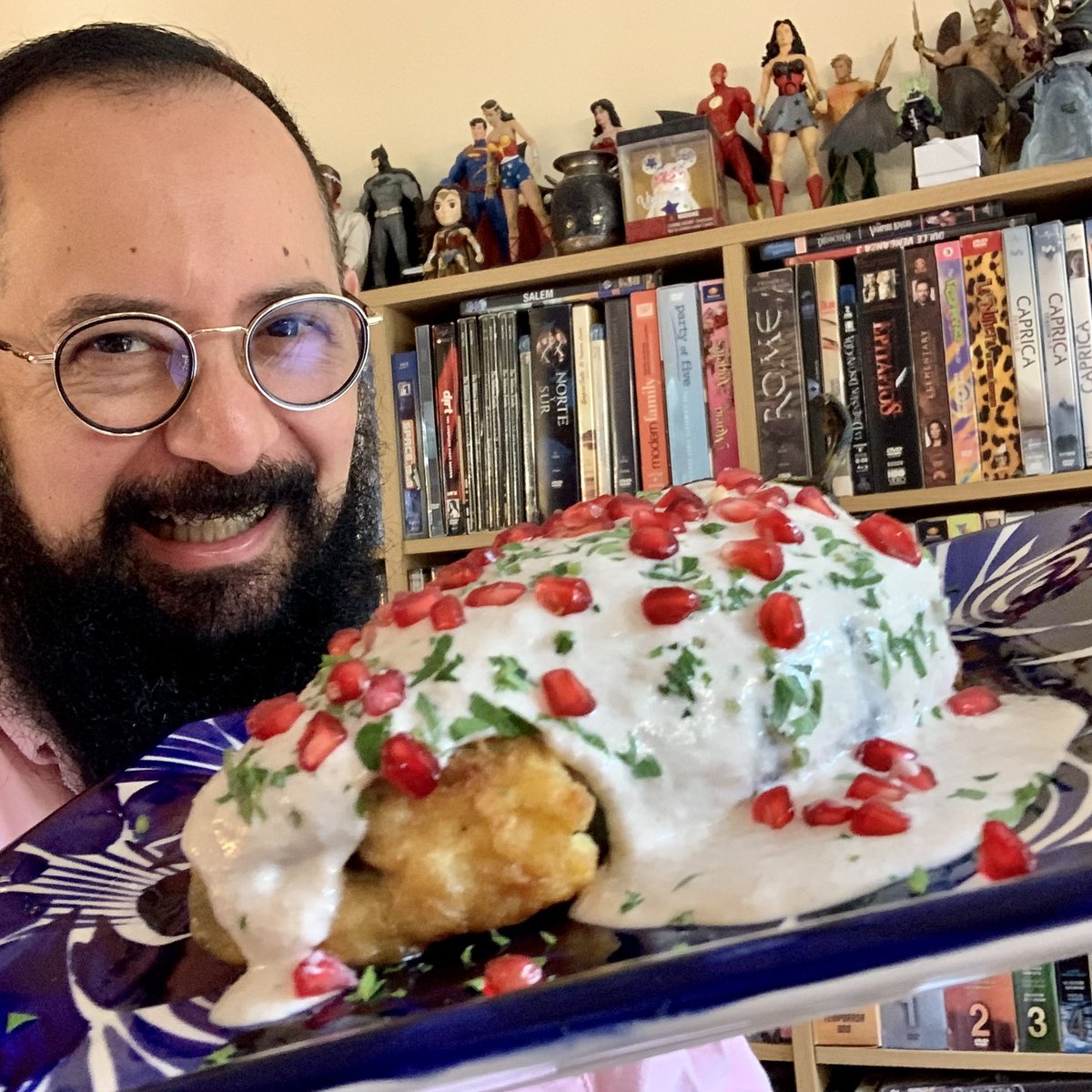 Con ustedes: uno de los nueve tipos de chile en nogada que venden en <a href="/Angelopolitano_/">Angelopolitano</a> . No saben usted qué cosa tan más sabrosa! Se los recomiendo de todo corazón. Felicidades!  #angelopolitano #chileennogada #chile #nogada #puebla #gastronomia #comidamexicana #mexicanfood