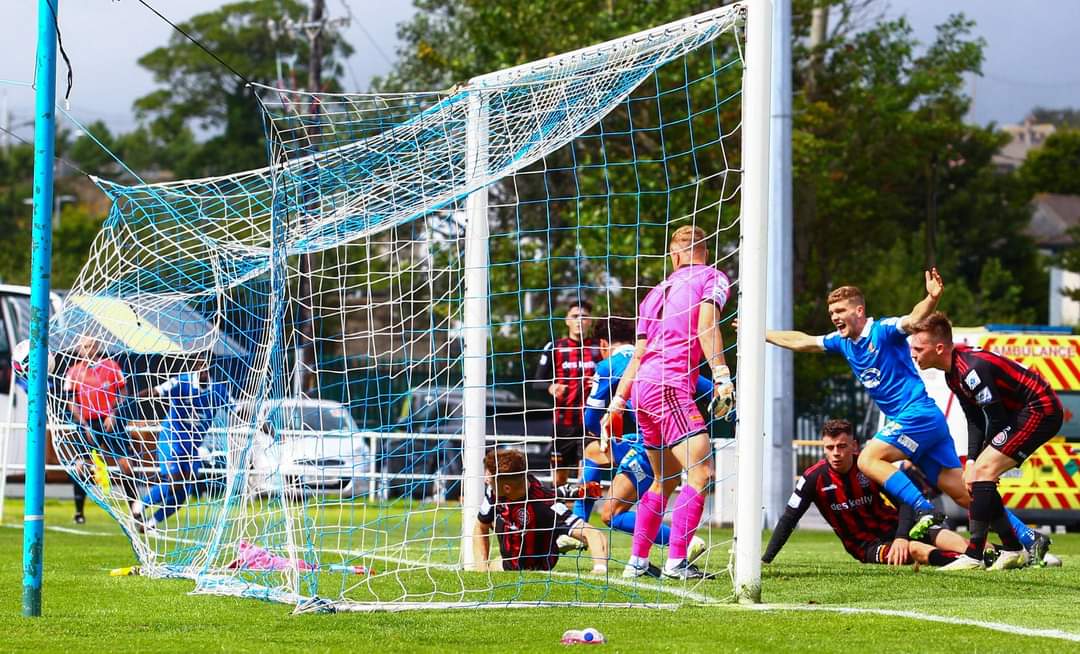 When Waterford FC play on a Friday night and win it makes your weekend. When they lose it ruins your weekend. Thankfully I've had five happy weekend's on the bounce. Happy Days. You cannot beat LIVE football.⚽️⚽️⚽️⚽️⚽️