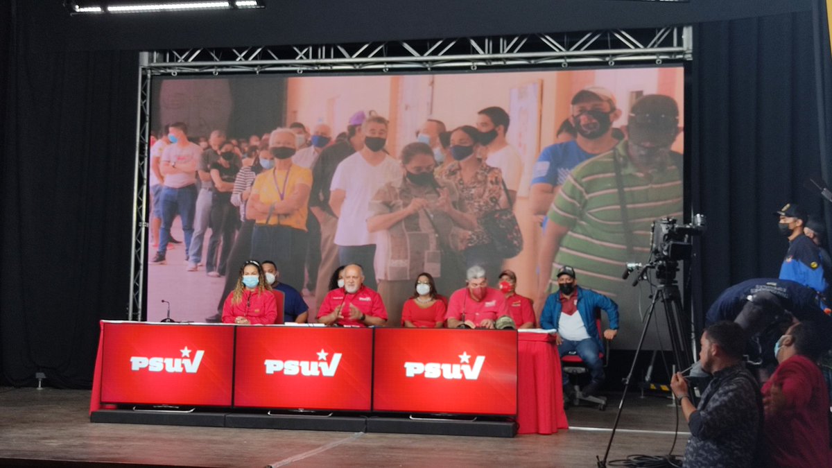 PartidoPSUV's tweet photo. "Ese pueblo que está en las colas ahorita y que madrugaron en los centros de votación, están listos para participar, es capaz de aguantar lo que sea, cualquier cosa. ", @dcabellor.

#EpaPSUV2021 https://t.co/SuB5vJmSiL