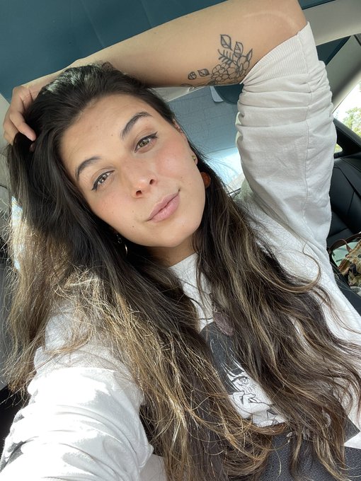 My hair is getting so looonngg 🤯 https://t.co/EBiNSKKm39