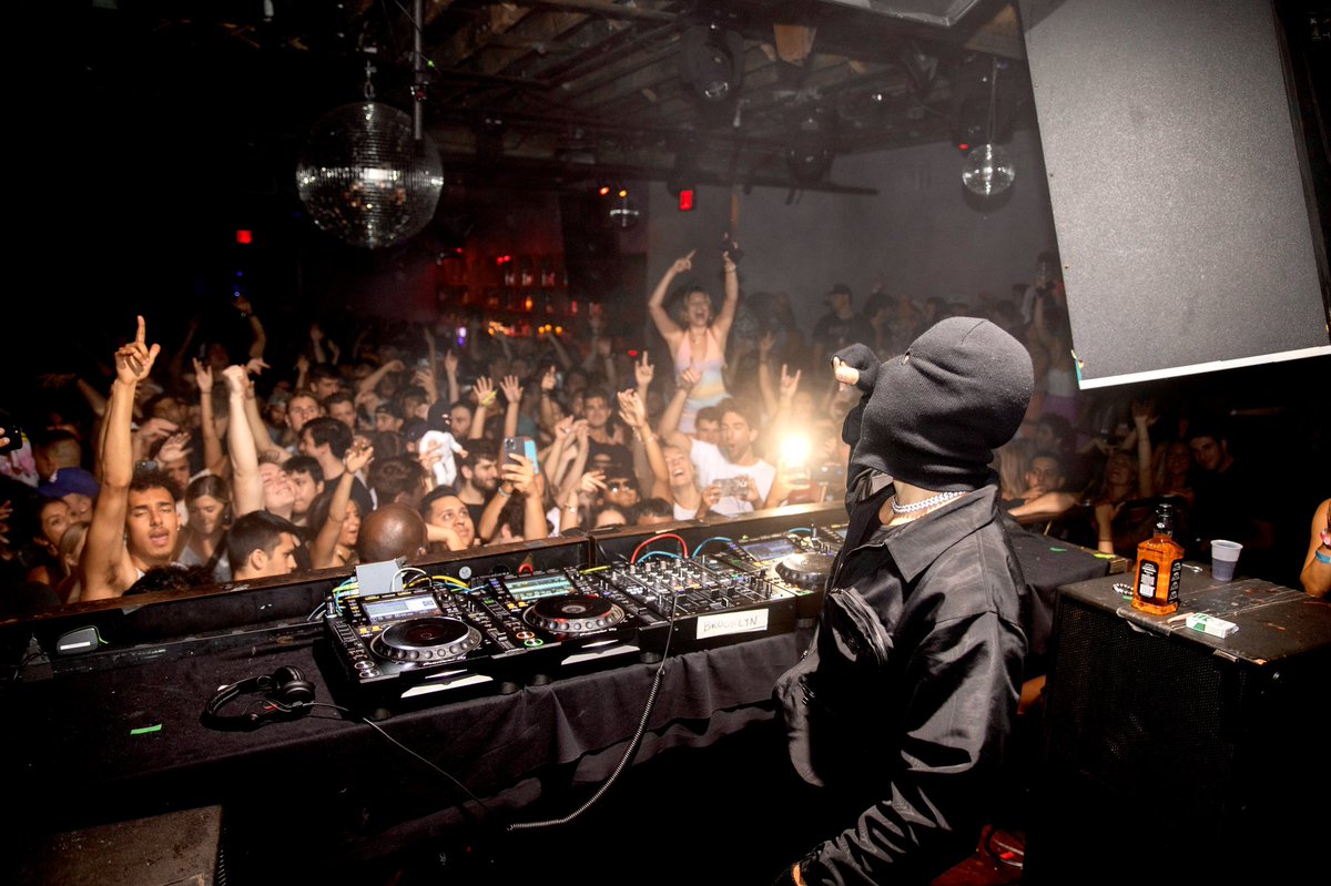 Malaamusic's tweet photo. Real NYC house party vibes 💣 https://t.co/ATCgJ92Bos