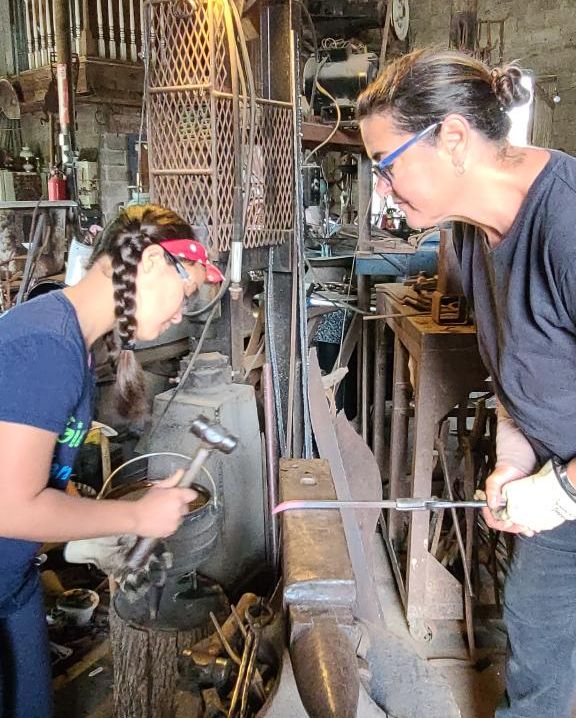 GSCTXcouncil's tweet photo. π Janelle J. from Troop 2323 completed her #gsBronzeAward by building a metal picnic table for the @ELGINISD_EIS. π₯π She completed the majority of the project by using proceeds earned during the #gsCookieProgram! #GirlScoutsRock π° https://t.co/27Rnvnz5GN via @MakeElginYours https://t.co/9xpRItkdhm