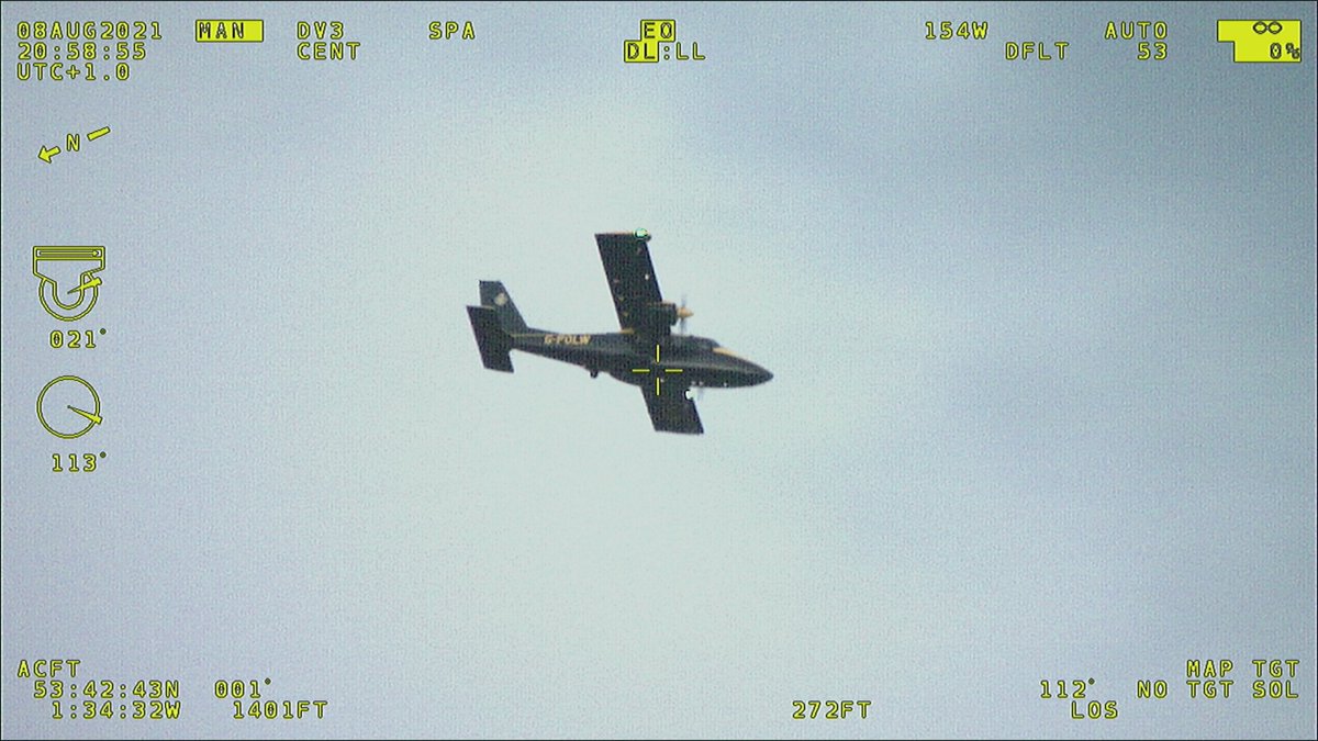 NPASNorthEast's tweet photo. The Carr Gate 🚁 crew handing over in the air to our fixed wing ✈️ colleagues at an incident for @WestYorksPolice earlier this evening. ^CD https://t.co/qRyiAyFZqj