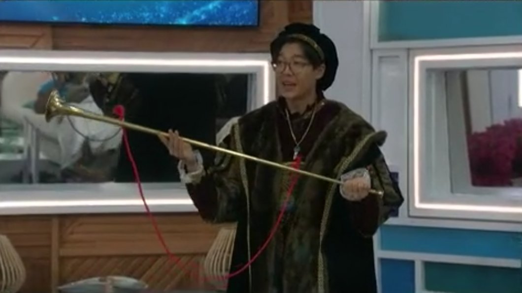 BB_Updates's tweet photo. Derek's punishment costume from the veto competition #BB23 https://t.co/PqiSIWFLd2