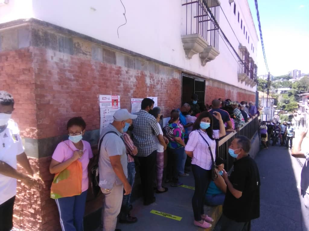EpaMiranda_'s tweet photo. Desde todos los rincones de Miranda, la militancia activa, sin miedo, apoyando a Aurora Morales a la gobernación de Miranda. Nos vamos de #Remate con
#AuroraGobernadora

#EpaPsuv2021
#Porelcaminodechavez https://t.co/jJGwxYNMnZ