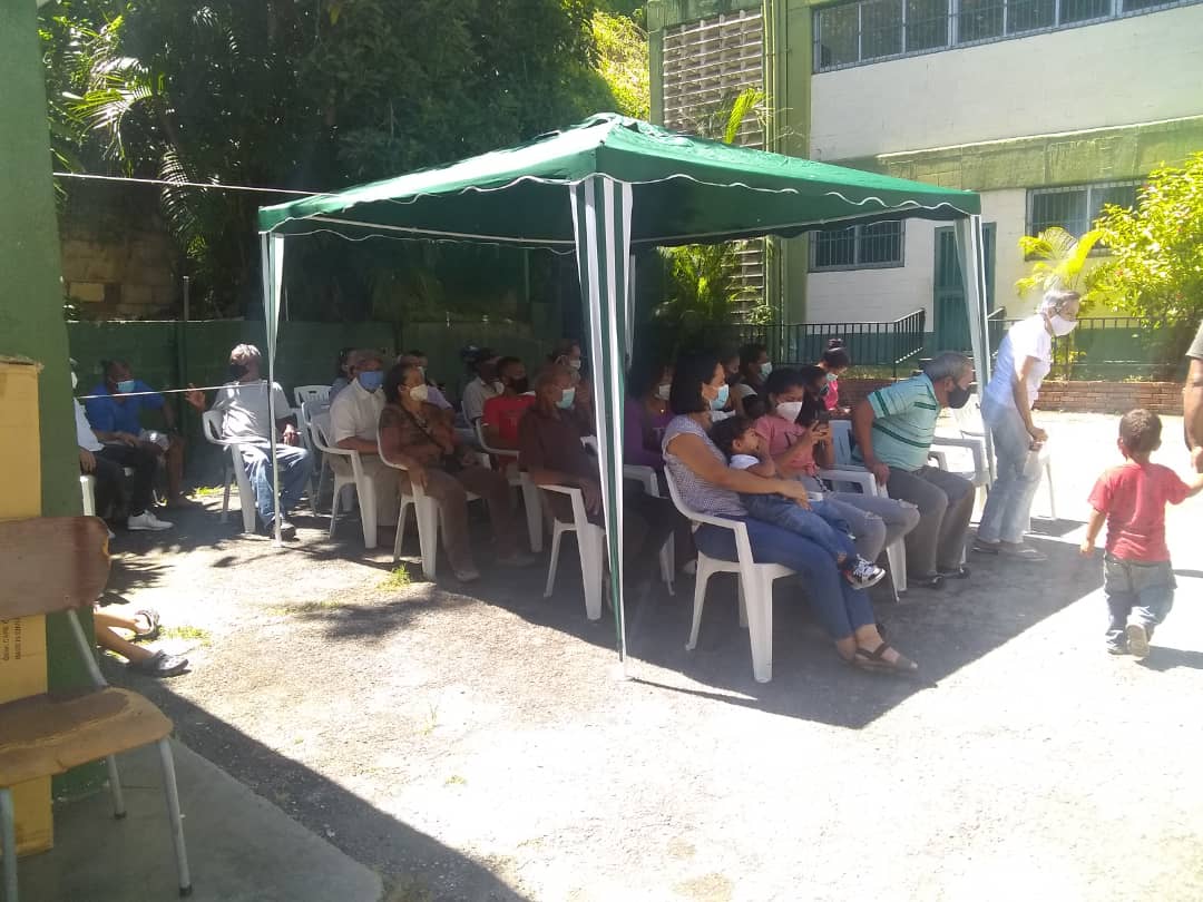 EpaMiranda_'s tweet photo. Desde todos los rincones de Miranda, la militancia activa, sin miedo, apoyando a Aurora Morales a la gobernación de Miranda. Nos vamos de #Remate con
#AuroraGobernadora

#EpaPsuv2021
#Porelcaminodechavez https://t.co/jJGwxYNMnZ