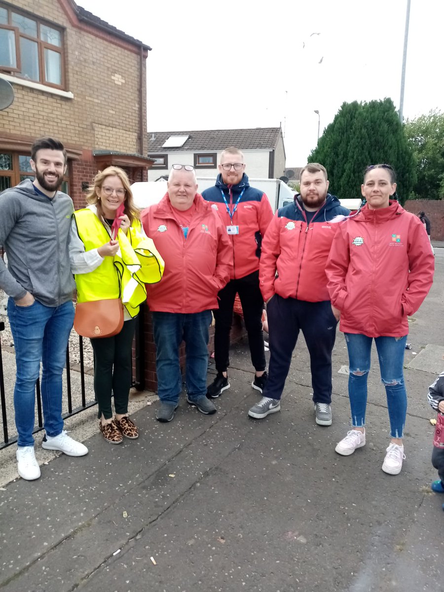 FallsResidents's tweet photo. These are the people who plan and organise and work together all year round to make sure our community shines. Huge respect to all those involved ๐๐ and a massive thank you to @FeileBelfast ๐งก for such a brilliant day in the Lower Falls #someteamforoneteam @GrosvenorCommu2 https://t.co/dxXT0vCAXh