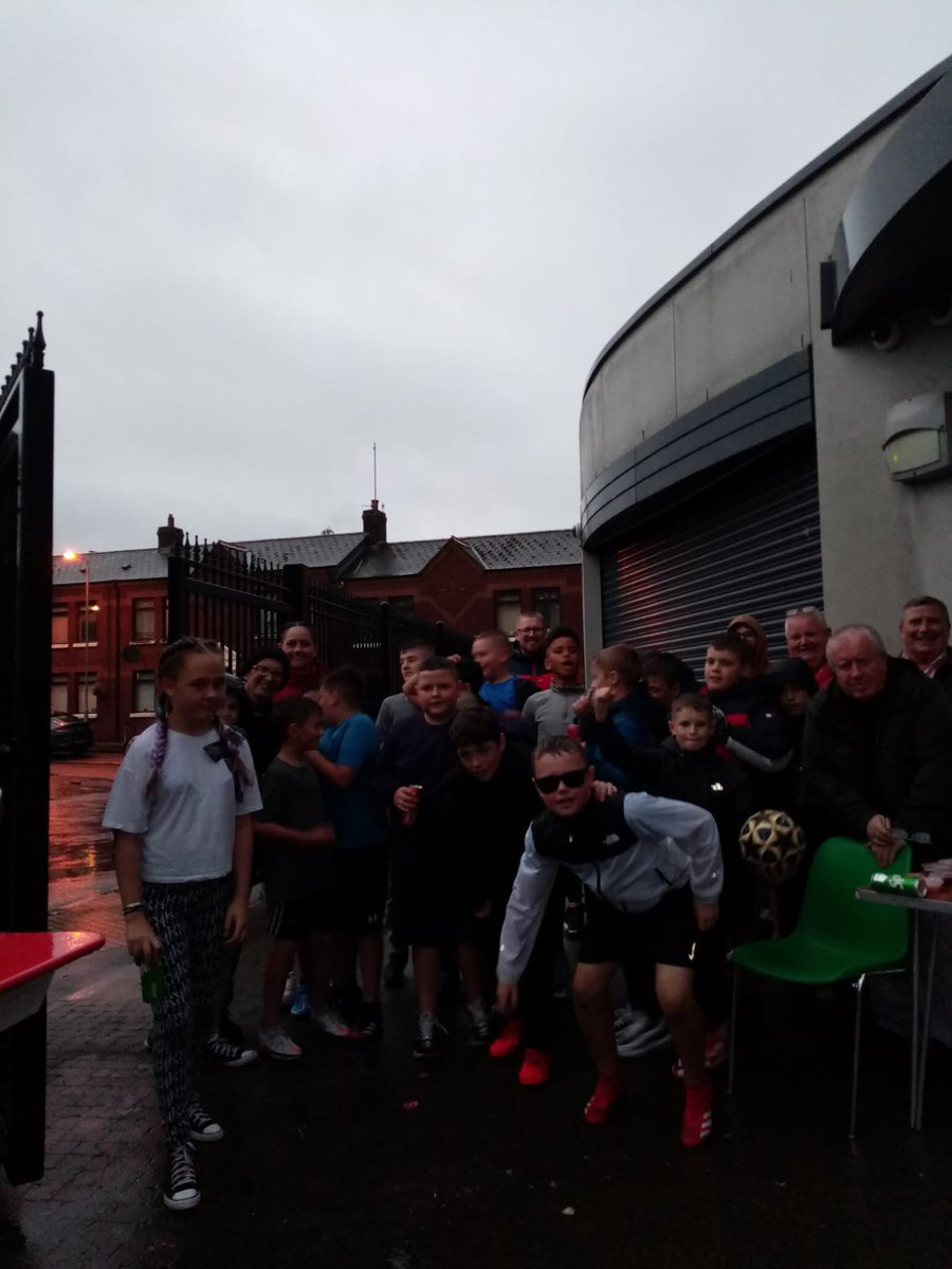 FallsResidents's tweet photo. These are the people who plan and organise and work together all year round to make sure our community shines. Huge respect to all those involved ๐๐ and a massive thank you to @FeileBelfast ๐งก for such a brilliant day in the Lower Falls #someteamforoneteam @GrosvenorCommu2 https://t.co/dxXT0vCAXh