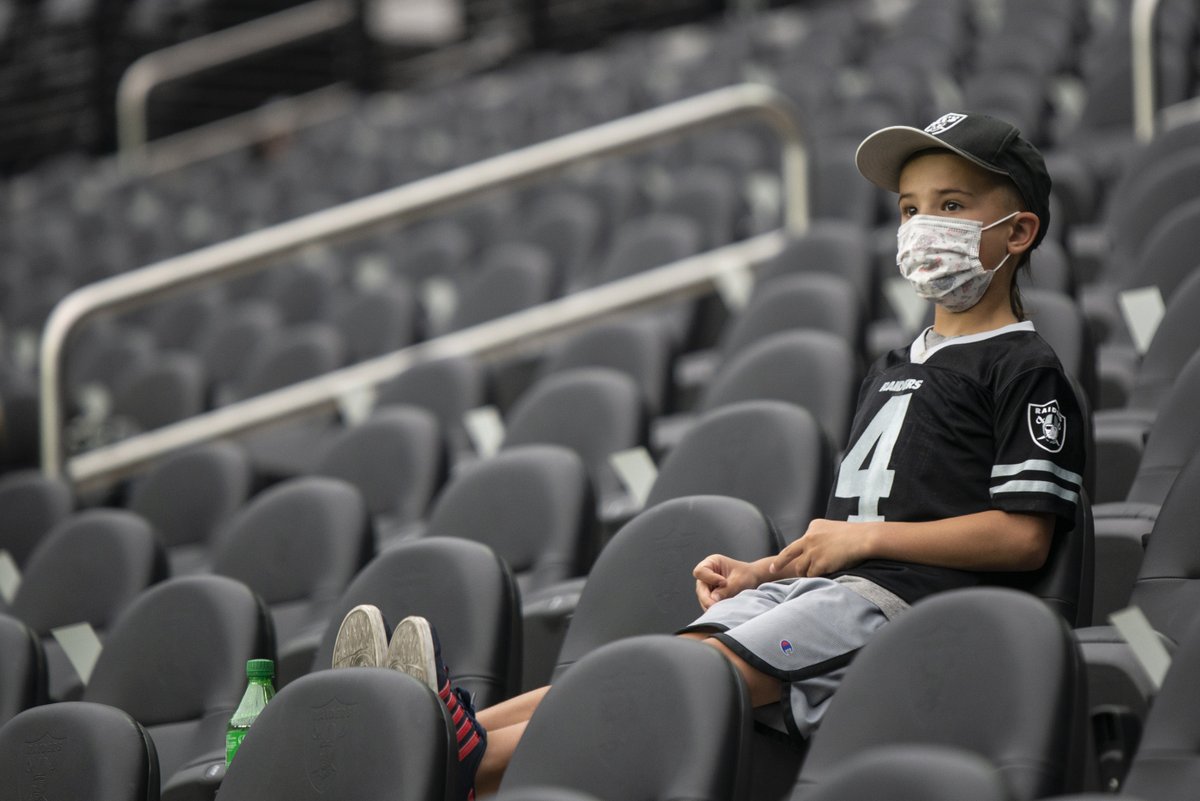 I loved all of <a href="/DanJClarkPhoto/">Daniel James Clark</a>'s photos today, but I especially liked this early Raiders practice photo taken by Dan at Allegiant Stadium. More photos and <a href="/Raiders/">Las Vegas Raiders</a> story here: lvsportsbiz.com/2021/08/08/rai…
#vegas <a href="/AllegiantStadm/">Allegiant Stadium</a> <a href="/NFL/">NFL</a>
