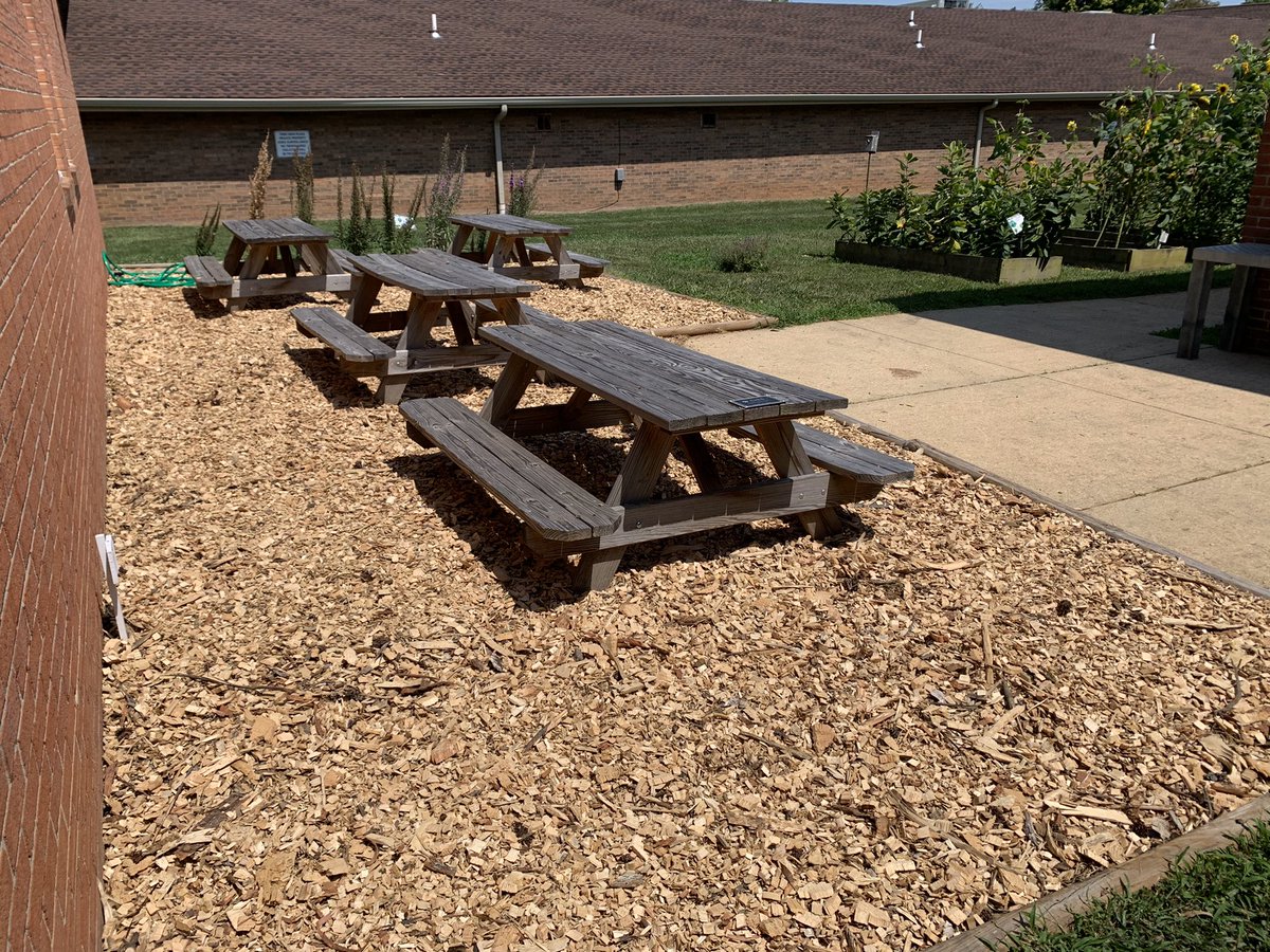 Thank you to Vienna’s own mulchandmorevienna.com for making our grounds perfect for return to school!  Thank you to our PTA for supporting the beautification.  We are looking forward to an amazing year!  <a href="/Oakton_ES/">Oakton ES</a>