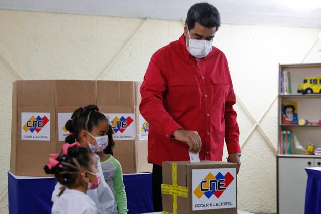 NicolasMaduro's tweet photo. Ejercí mi derecho al voto en familia y con la alegría que nos caracteriza a los revolucionarios y las revolucionarias. Sentimos mucha emoción al sufragar en las #EpaPSUV2021, convocadas para que el pueblo decida sus candidatas y candidatos. ¡Fácil, rápido y sencillo! https://t.co/JOP5cAdCmE