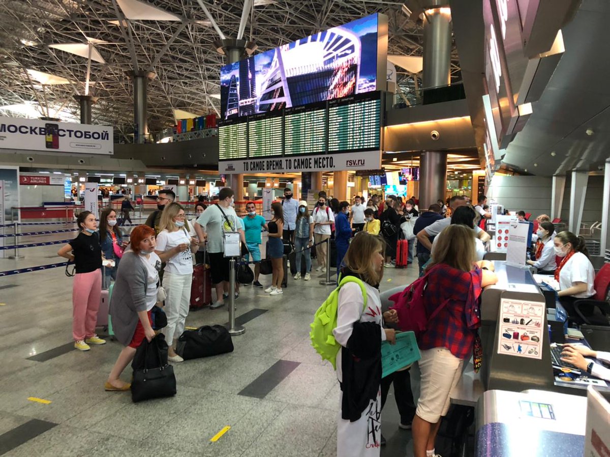 RDenRusia's tweet photo. Nos llenamos de mucho orgullo con el abordaje de los turistas rusos que viajarán en el primer vuelo hacia República Dominicana, luego de la reapertura de fronteras autorizado por el Gobierno de la Federación de Rusia.
@luisabinader
@MIREXRD
#RepublicaDominicana #FederaciondeRusia https://t.co/cmp3NUMzXI