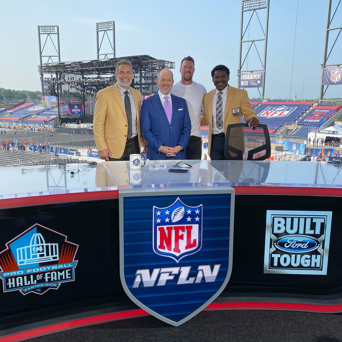 RyanDLeaf's tweet photo. What a night we are about to experience. Hangin’ with a few other Hall of Famers about to watch an incredible group enter the Hall tonight!! #peytonmanning #charleswoodson #johnlynch #alanfaneca #98draftclass #bucs #nflbrotherhood https://t.co/zWGpn2Q3qW