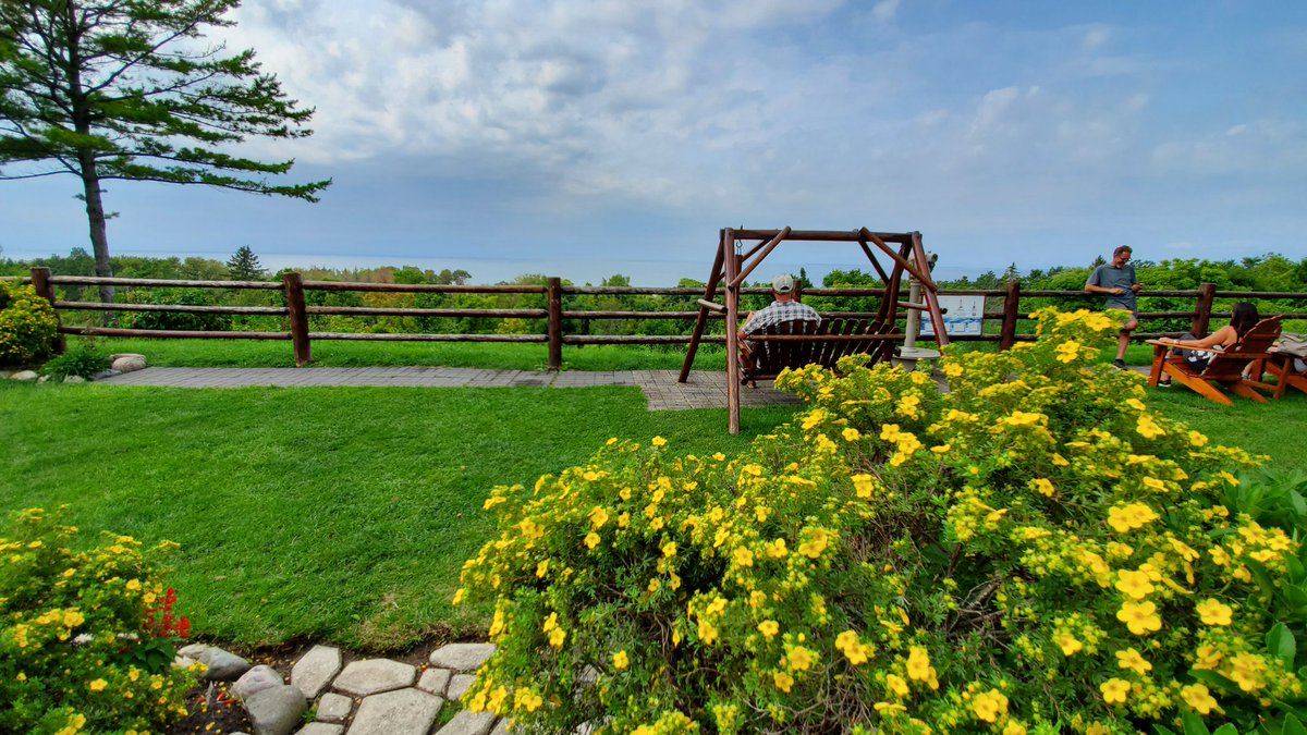 GreatLakesNorth's tweet image. What do you do when you get rained out at camp? Drive the #TunnelOfTrees to Legs Inn.
