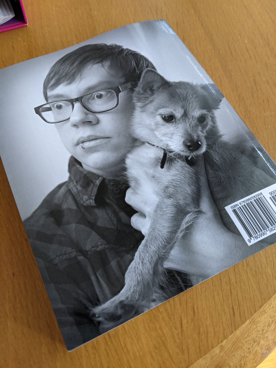 RT @eigenbom: Show me a better author photo on a book https://t.co/NT8dIXwKpJ