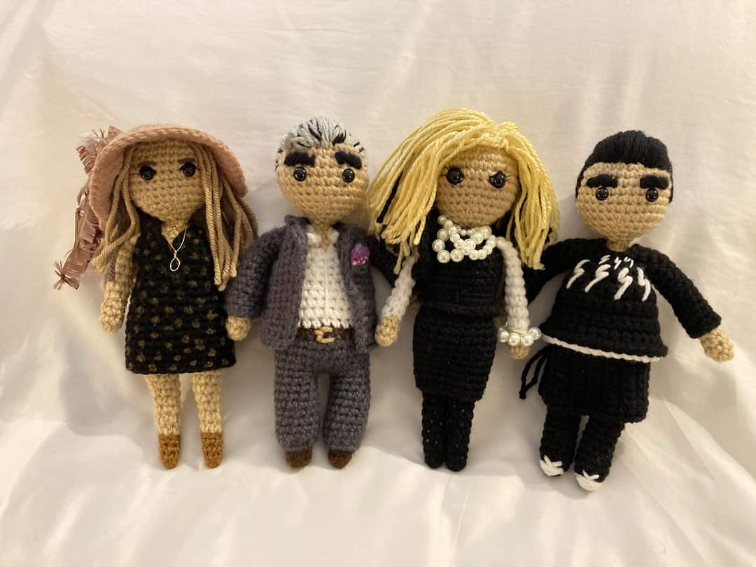 mcgibson1024's tweet photo. Look at what my sister made! @danjlevy @annefrances 
#weberwomencreations #crochetdoll #crochetpattern #schittscreek #danlevy #eugenelevy #catherineohara #anniemurphy #davidrose #MoiraRose #johnnyrose #alexisrose #schittscreekfanart #schittscreekfan 
https://t.co/IwdsUTLMqP https://t.co/54Fg7xB01B