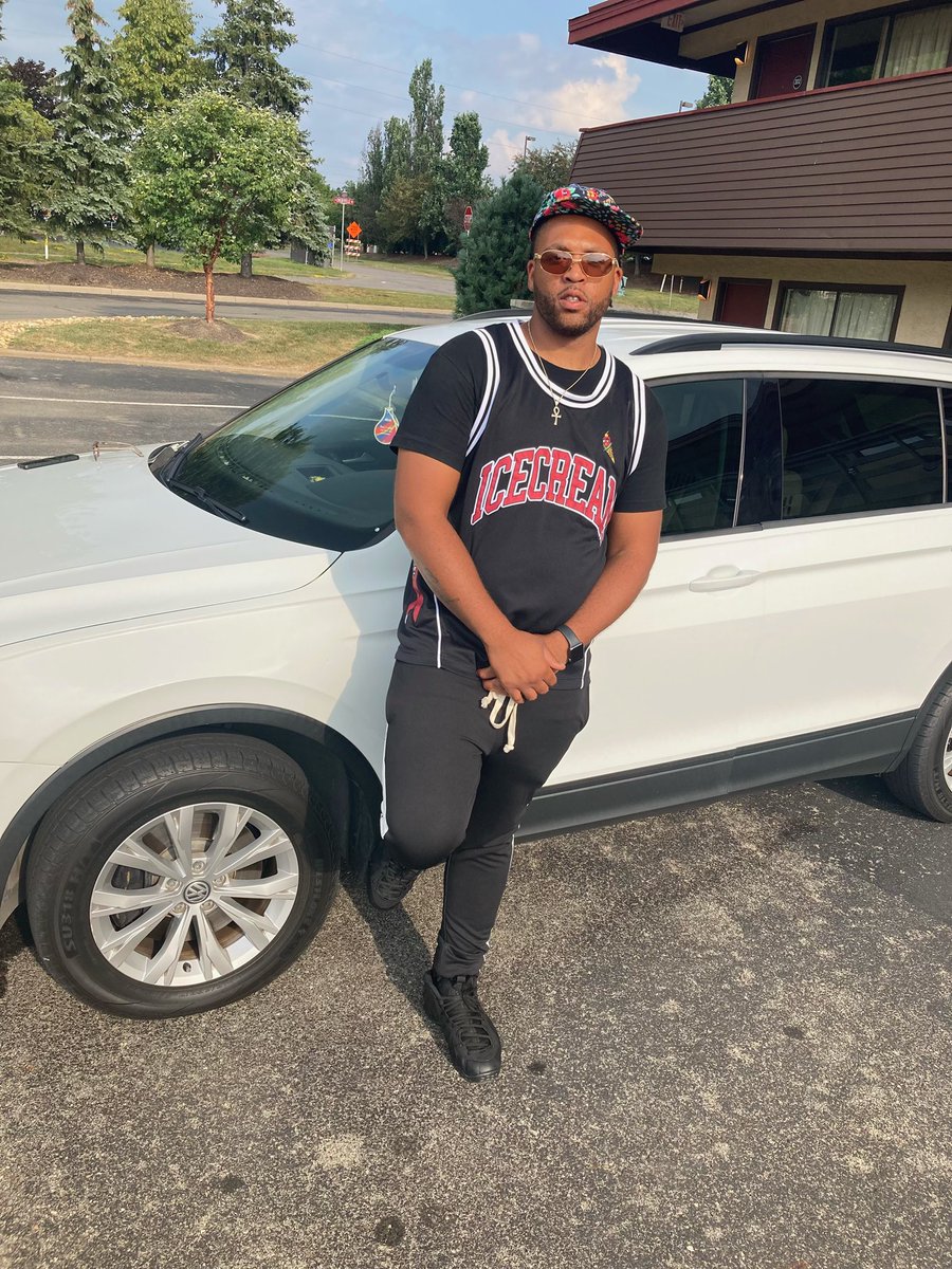 1DiegoMane's tweet photo. Just want to show my niggas we can ball… Red roof inn I served three niggas 🖤 https://t.co/Xc793lrZwL