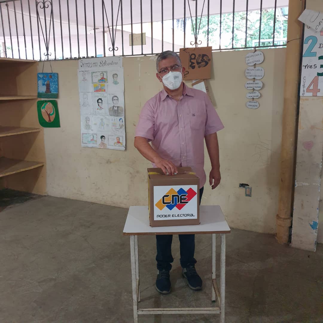 EpaMiranda_'s tweet photo. El camarada Elias Jaua ejerciendo su derecho al voto. Por el Camino de Chávez

#EpaPSUV2021 #Porelcaminodechavez https://t.co/a7nHHMIsHK