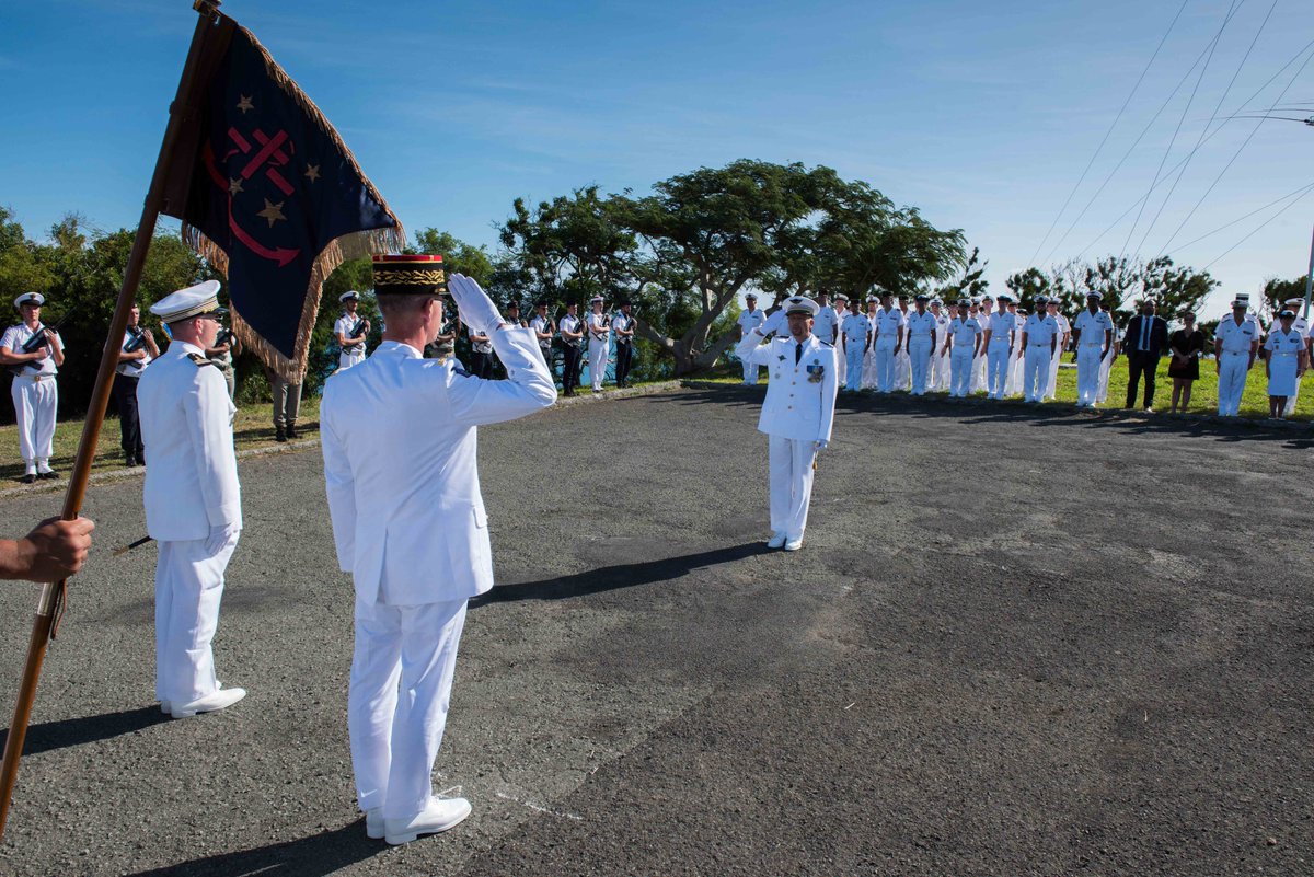 FANC_Officiel's tweet photo. La passation de commandement de la #DIRISI de la défense Nouméa s'est déroulée sur le site du Ouen Toro.
Le général Valéry PUTZ, #COMSUP des #FANC, a reconnu le lieutenant-colonel ROUSSEAU comme le nouveau commandant de la #DIRISI #Nouméa.
Il succède au LCL Charles FROMAGE. https://t.co/k3PnIpVH1o