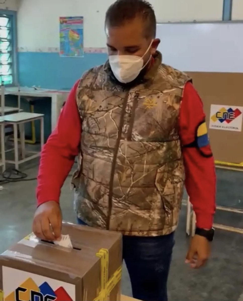 felipejorge2021's tweet photo. Seguimos escribiendo la historia de la Revolución y ustedes, el pueblo, elegirán hoy los mejores candidatos para construir un mejor mañana, marcar un antes y un después con la guía de nuestro Dios Todopoderoso, como nos enseñó Chávez ¡Venceremos!#EpaPSUV2021 @NicolasMaduro https://t.co/iQ4FGV9qWd