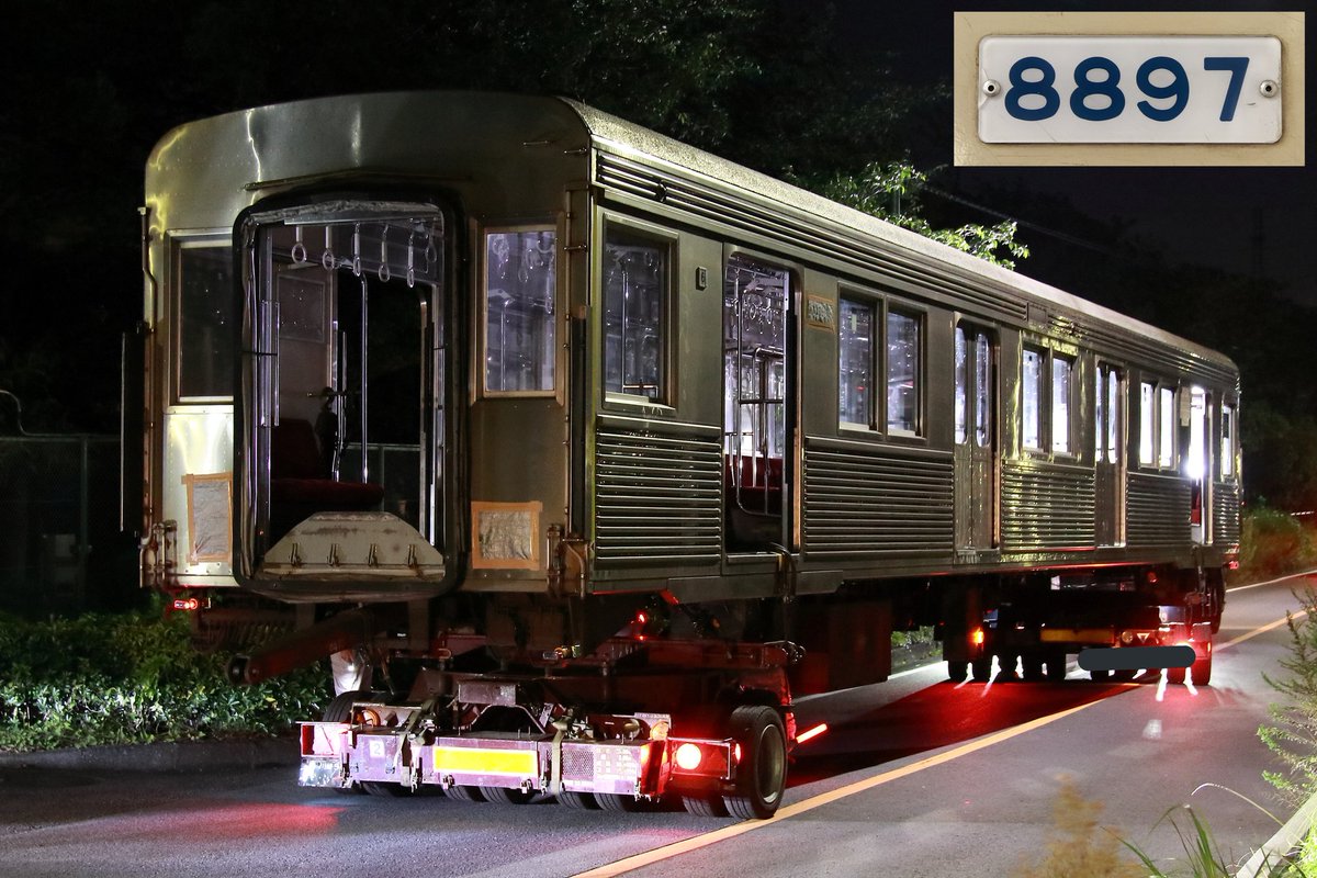 Tokuchan4698606's tweet photo. 2021年8月3日(火)
東急8500系8628F
解体に伴う廃車陸送
第3回目の廃車陸送です。
デハ8760(5号車)・デハ8897(6号車)が搬出されました。
8603Fの一部から組み込まれた準軽量車体が旅立ちました。
#東急8500系
#8628F https://t.co/dnONLtUXVi