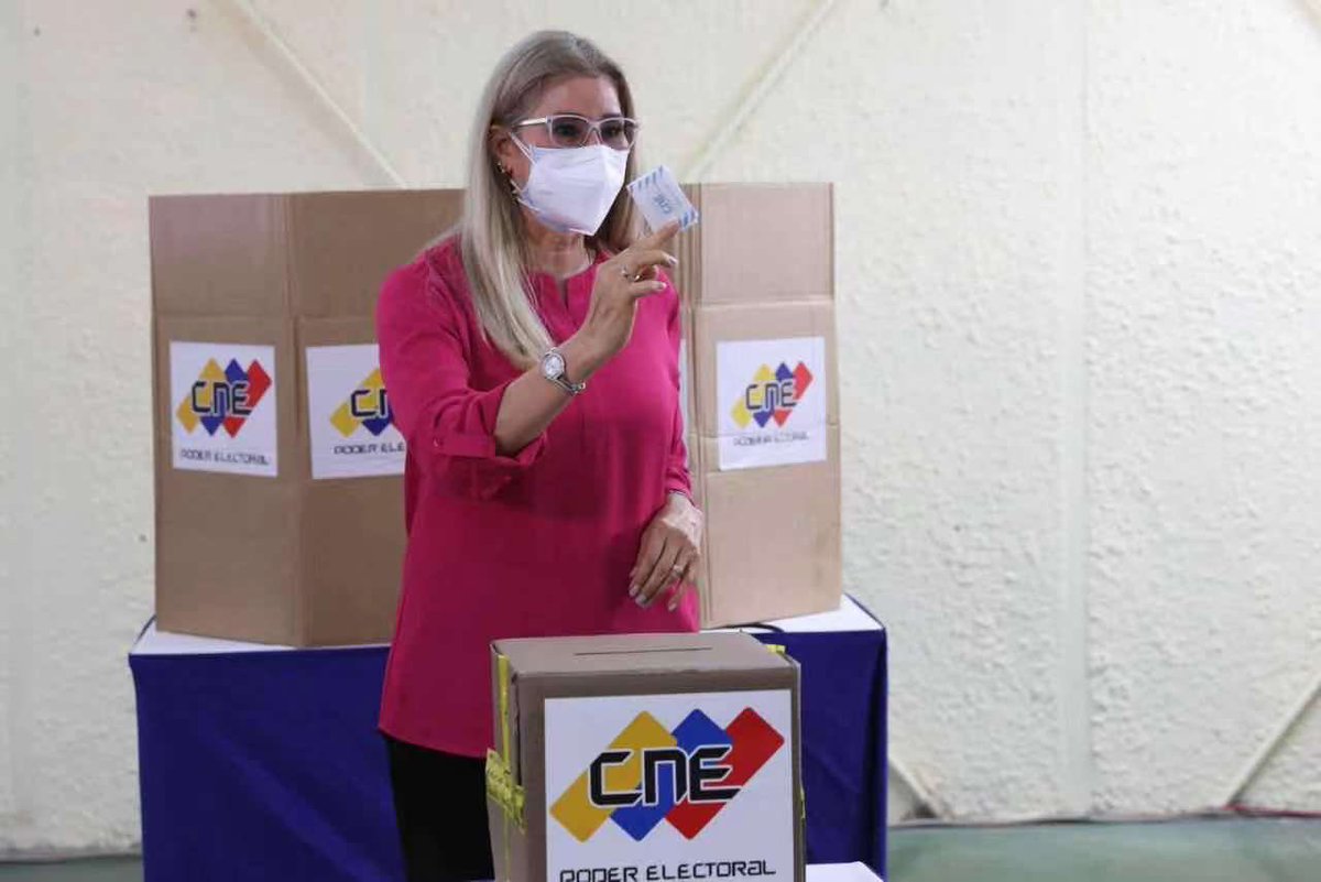 ConCiliaFlores's tweet photo. Estupenda jornada las Primarias del @PartidoPSUV #EpaPSUV2021,proceso que fortalece las bases de nuestro Partido y la Democracia Protagónica,siguiendo por el camino de Chávez.Gracias al Pte. @NicolasMaduro,al Pueblo y a toda la DN.Estamos superando las expectativas.Felicitaciones https://t.co/bty9uGGphM