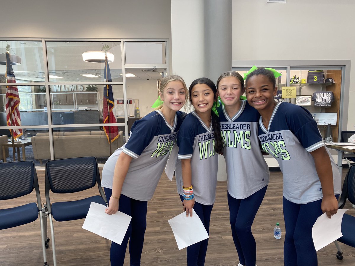 RobynColeWLMS's tweet photo. The cutest tour guides 💙💚 🐺 https://t.co/N7OIPgcZGz