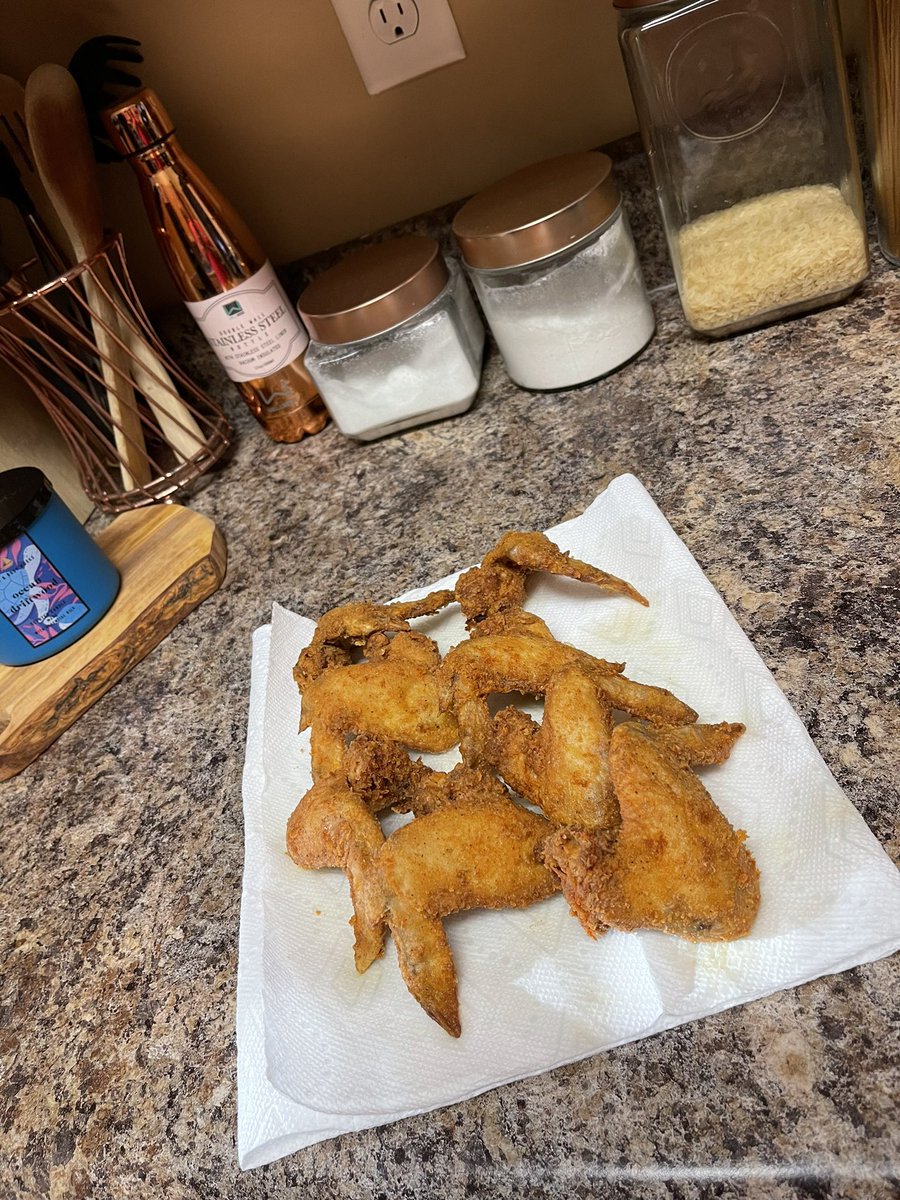 Aye_Murray's tweet photo. Tonight’s Vibe 😋
#ChickenWangs #PrettyChicken https://t.co/R4oVUvHg12