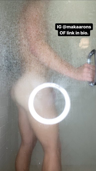 How to properly squeegee the shower door. Retweet if u want me to teach u!   Discount going on for previous<a href="/tag/tgif"class="tags"><span>#tgif</span></a>