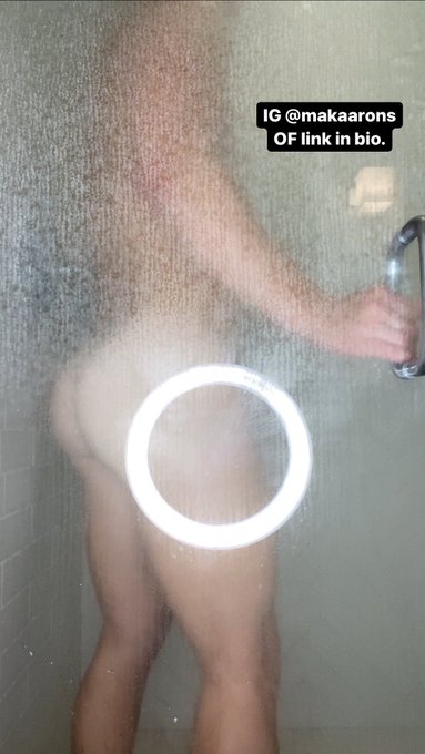 How to properly squeegee the shower door. Retweet if u want me to teach u!   Discount going on for previous<a href="/tag/tgif"class="tags"><span>#tgif</span></a>