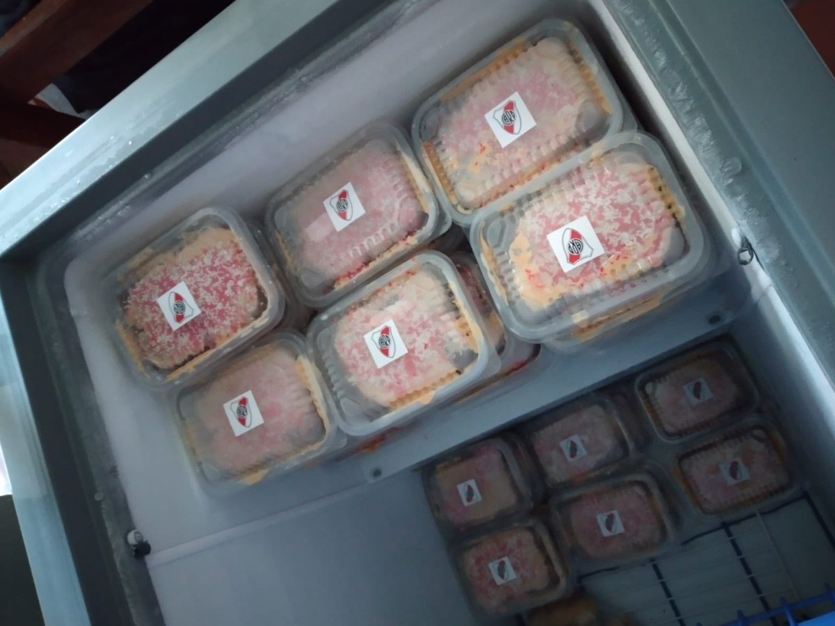 jovenesagrup's tweet photo. Estaremos participando de la jornada solidaria del Día de las Infancias organizada por @agrupcarp .
En la tarde de ayer estuvimos preparando Chocotortas, que serán distribuidas en algunos de los diversos merenderos que estarán incluidos en la iniciativa.
SÚMATE. AYÚDANOS A AYUDAR https://t.co/b5mxHyYE0X