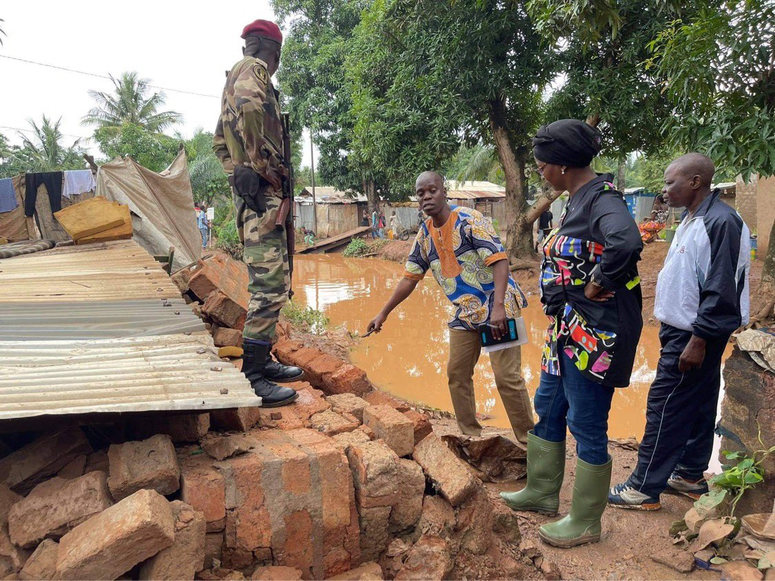 #Centrafrique : INONDATIONS 
Le comité de crise, conduit par #Virginie Baikoua, Ministre de l’Action Humanitaire sur le terrain à  Petevo et Bimbo.
Soutenir les sinistrés et évaluer les dégâts.