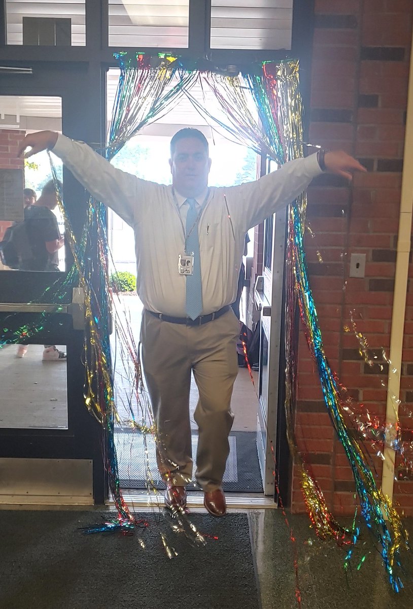 KimMeadows00's tweet photo. It was a GREAT first week of school at PHS!  Our Student Leadership Committee was there early to greet everyone and was available during every break to help students find classes. I love to see students helping students! That's leadership!  @PrincipalofPHS. 💜💜💜 https://t.co/RB0i71jUKe