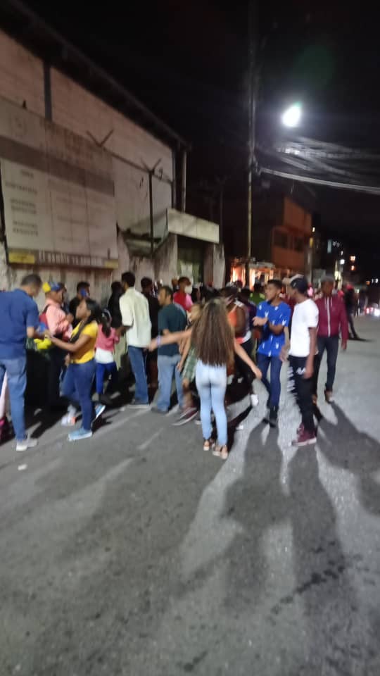 JuventudPSUV's tweet photo. ¡Nos mantenemos Activos!
Aquí estamos tus hijos Chávez, defendiendo tu legado bajo las normas de la democracia y los principios de amor, alegría y lealtad que nos enseñaste; una vez mas demostramos que por ti sentimos más que amor frenesí.

#EpaPSUV2021 https://t.co/M9j8oNL5kq