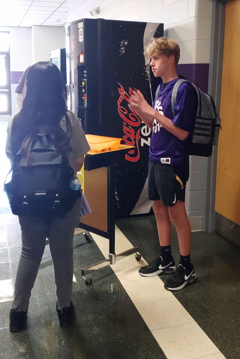 KimMeadows00's tweet photo. It was a GREAT first week of school at PHS!  Our Student Leadership Committee was there early to greet everyone and was available during every break to help students find classes. I love to see students helping students! That's leadership!  @PrincipalofPHS. 💜💜💜 https://t.co/RB0i71jUKe
