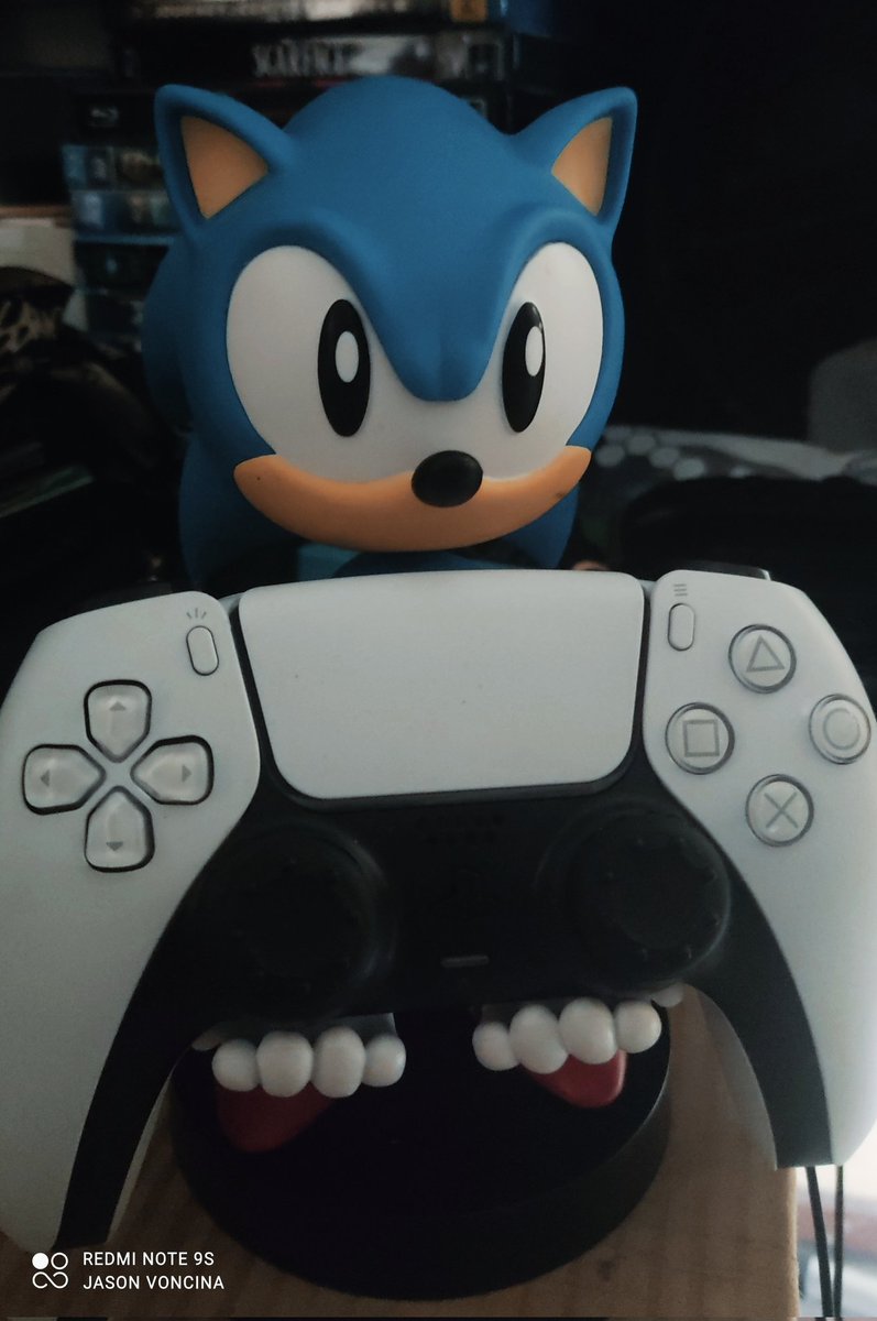 RaiZdbyDINGOES's tweet image. So I bought this. Not sure why it was the last one and it was just telling me to buy it #SonicTheHedgehog #phoneholder #controllerholder #sonic #bluehedgehog #hedgehogs