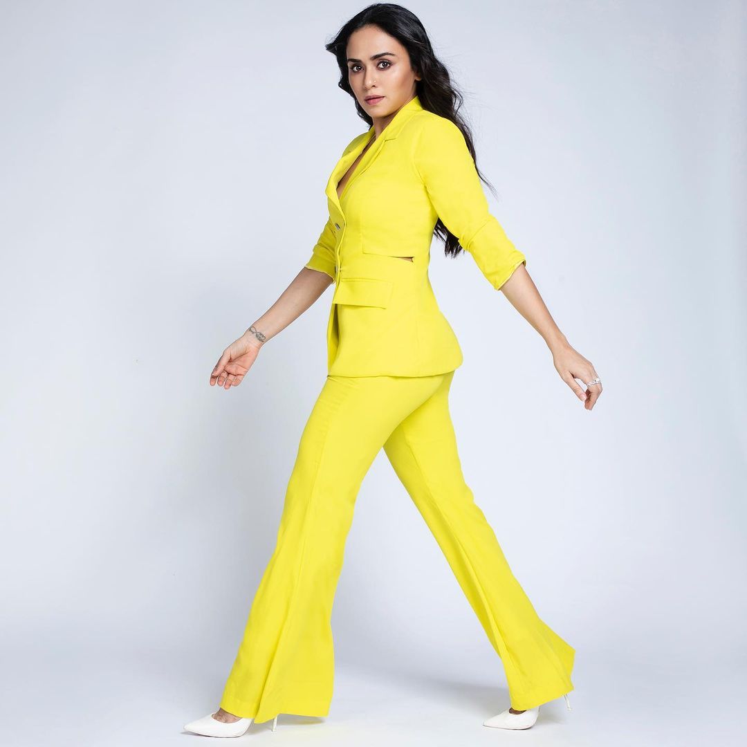 If Walking into Monday with Style had a picture.💛 @OfficialAmruta #amrutakhanvilkar #MondayMorning #styleinspo #yellow #mtownawards