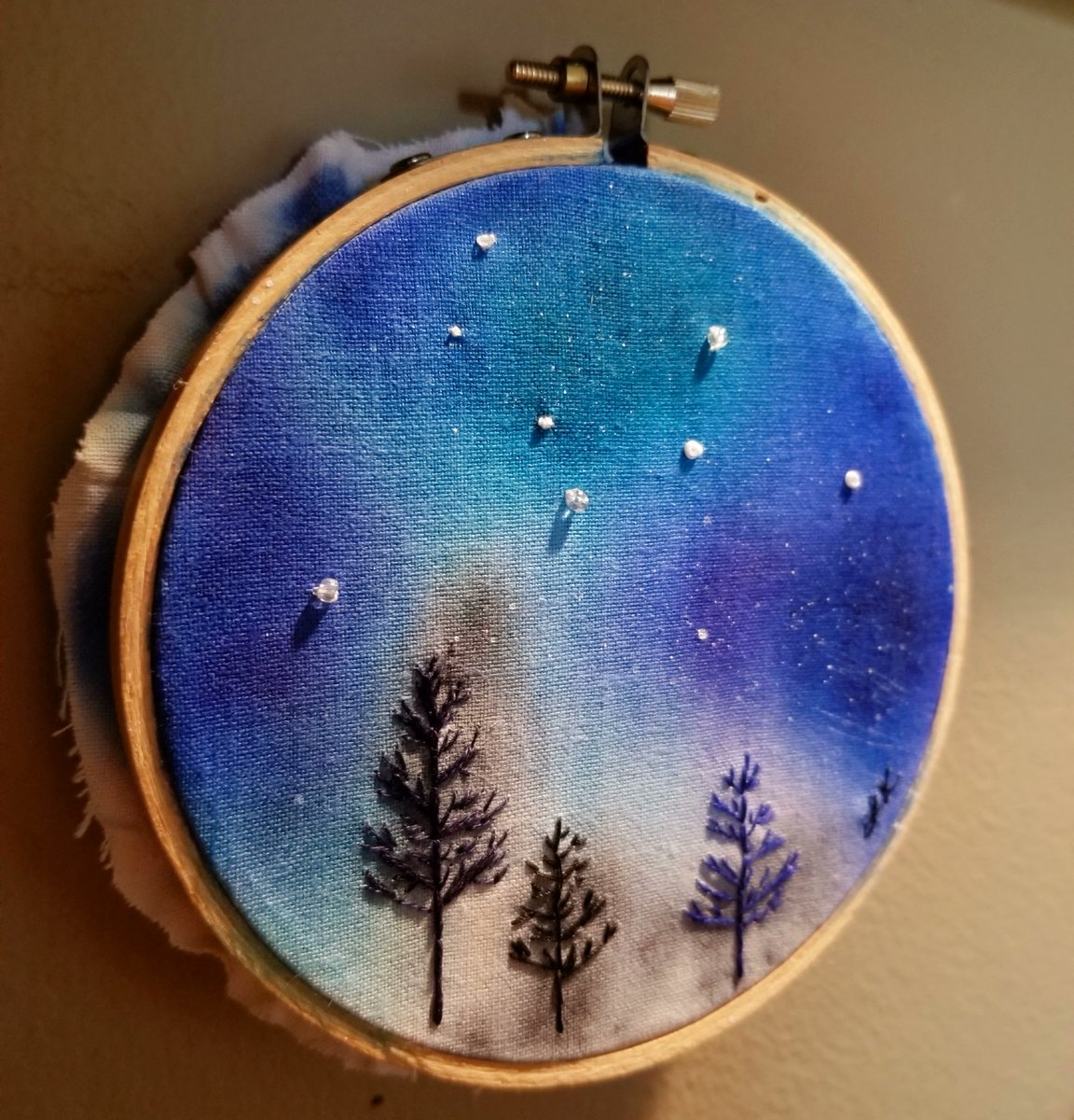 waxandwanewands's tweet photo. 4" embroidery hoop art; watercolor with beaded stars, stiched pine trees listed today in my Wax &amp; Wane Etsy shop. https://t.co/QP9BcfFa2o ⭐🔮🌲#embroidery #hoopart #wallhanging #etsy #handmade https://t.co/IEm636NLCh