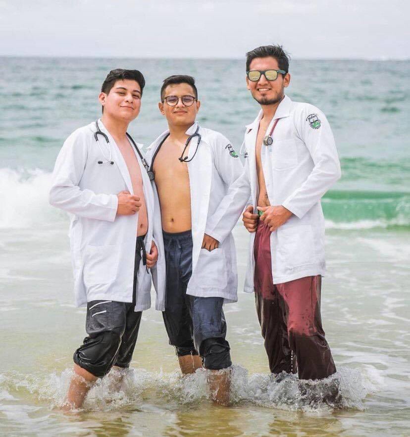 Jorgearredondo1's tweet photo. -Ya me voy a la playa mamá.
-Está bien hijo,solo no te vayas muy mamón. https://t.co/aMv7UUcdnb