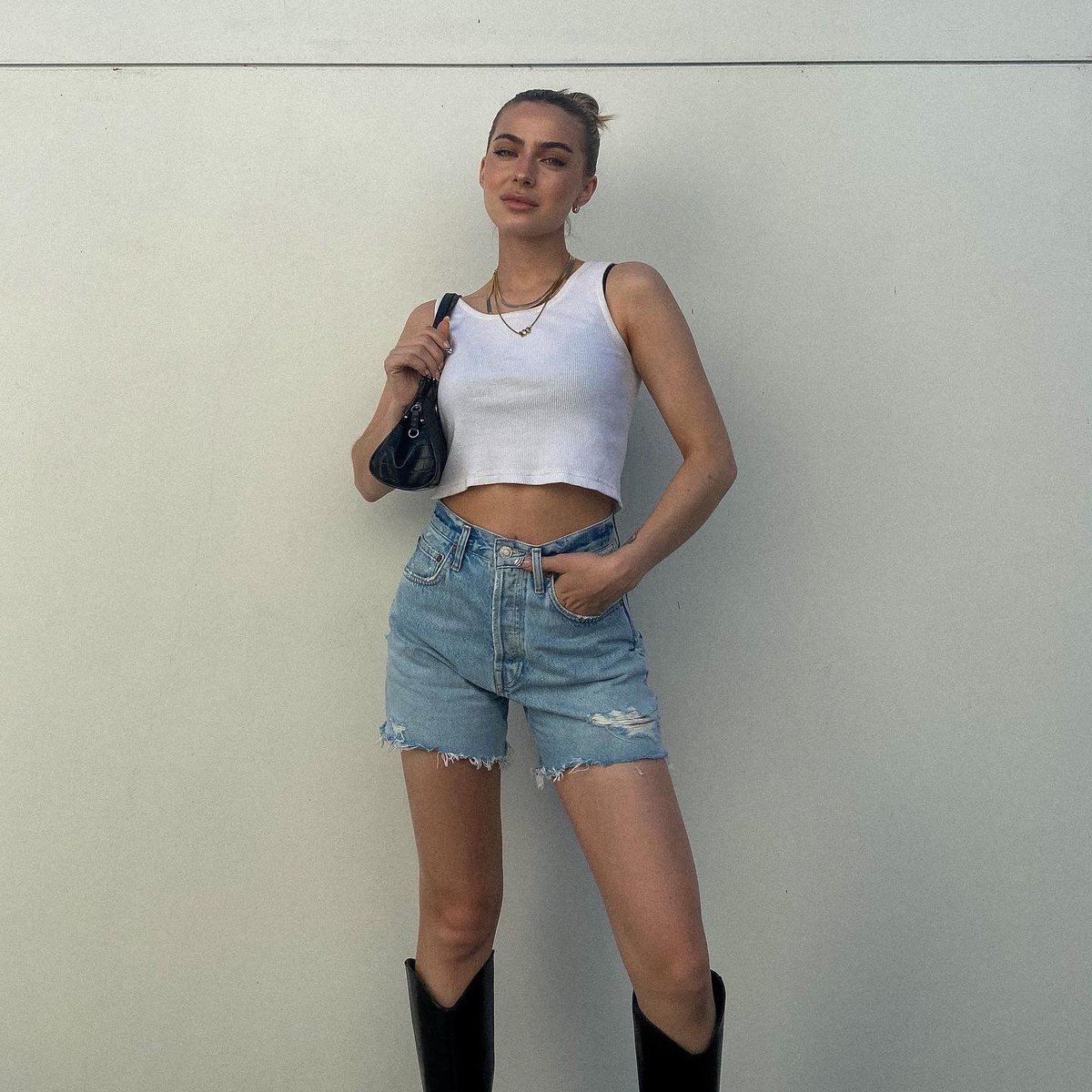 peytonlake_'s tweet photo. two minutes after taking these a lady stopped to tell me that I looked really good and now nobody can touch me 🤝🤝🤝 https://t.co/eUhzgyFe2g