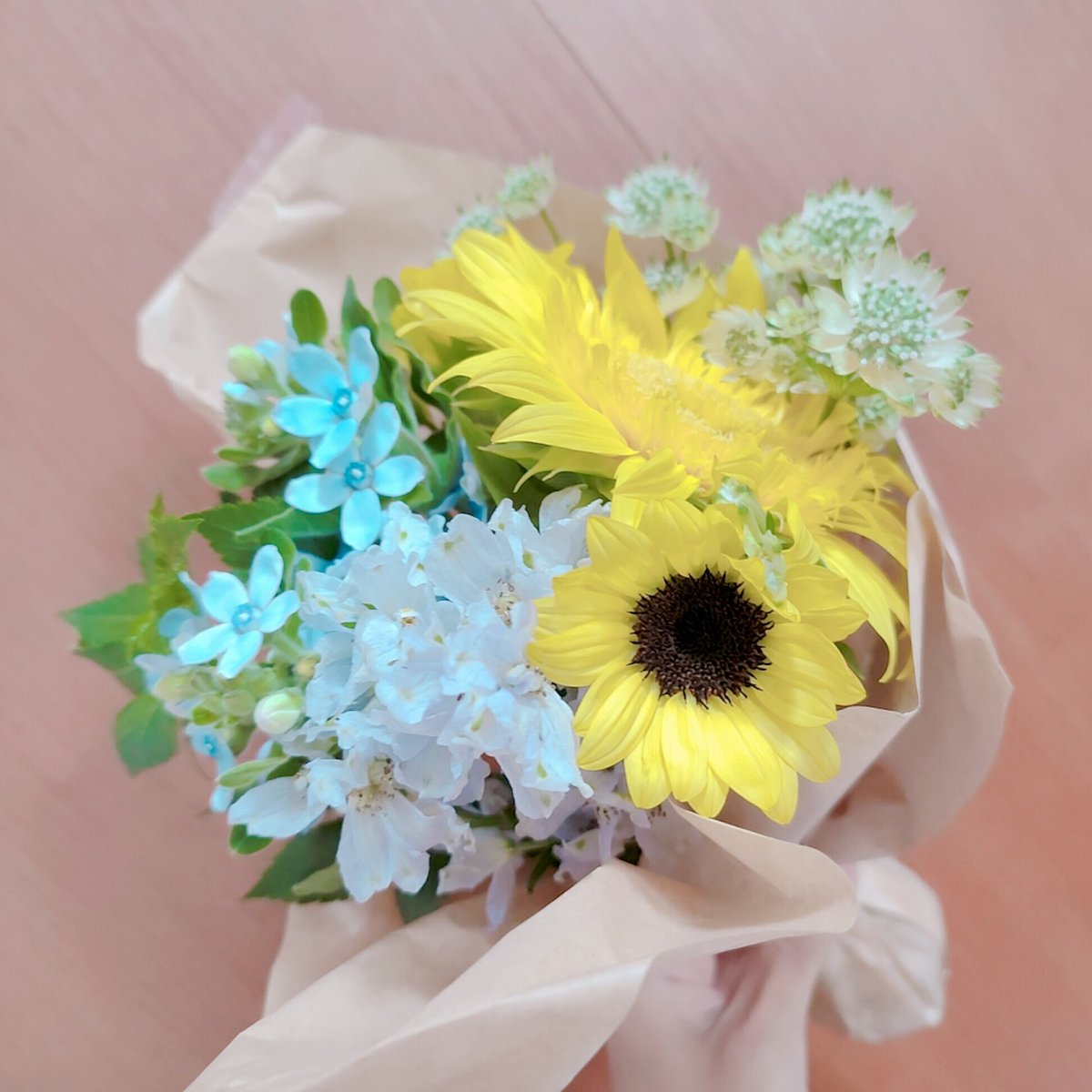 Reino サメ サガン鳥栖 お花好き お花のサブスク ひとはな のお花が届いたよ 色を選べるので お花屋さんではあまり買えない青い花をセレクト にゃぶりもボリュームにびっくり 定期便 初回50 Offクーポン クーポンコード Reino Hitohana