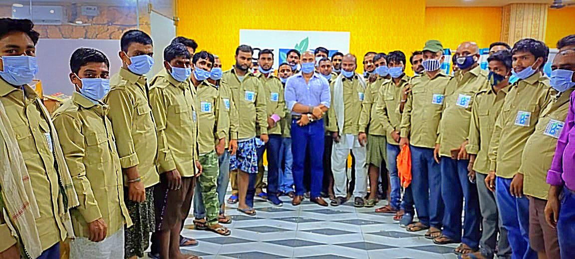 rpandey_Bravo's tweet photo. चम्पारण के टेंपो चालकों को वर्दी उपलब्ध करवाना,यातायात के नियम से अवगत करवाना हेल्थकार्ड बनवाना प्रत्येक वर्ष हेल्थ कैम्प और उनके बच्चों के उचित शिक्षा के लिए व्यवस्था करना यह #ब्रावो_फ़ाउंडेशन की प्राथमिकता है।#जय_हिंद #जय_चम्पारण @PMOIndia @narendramodi @NitishKumar @BJP4Bihar https://t.co/YwO25YbVEw